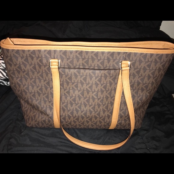 Authentic Michael Kors Shoulder Bag - Picture 2 of 4